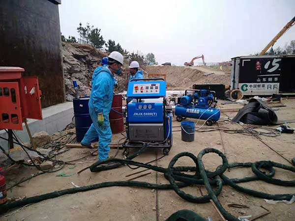 聚脲喷涂机JNJX-Q5600(T)型【图】【视频】(图3) JNJX-H5600(T)安装培训现场